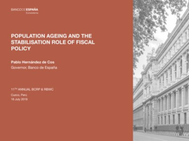 Schwarz-weißes Bild eines Gebäudes auf der rechten Seite mit Menschen, die auf der Straße davor gehen, und Text auf der linken Seite, der "Alterung der Bevölkerung und die Stabilisierungsrolle der Fiskalpolitik" liest.