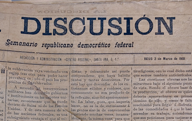 Gelbliches, zerknittertes Zeitungsblatt mit schwarzer Tinte, Schlagzeile "Semanario Repúblicano Democrático Federal", zeigt das Wort "Diskussion."