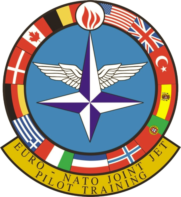 Blauer Kreis mit einem weißen Stern in der Mitte, umgeben von vier Flaggen in verschiedenen Farben, mit der Beschriftung "NATO Joint Jet" in Weiß.