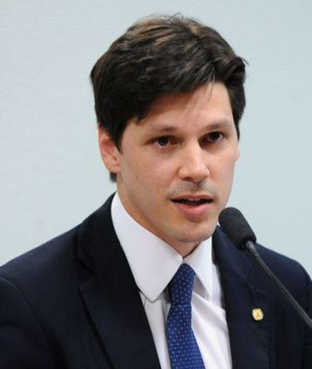 Ein Mann im Anzug spricht in ein Mikrofon an einem Podium, wahrscheinlich zur Genehmigung eines Gesetzes zur Internetnutzung durch die Regierung.