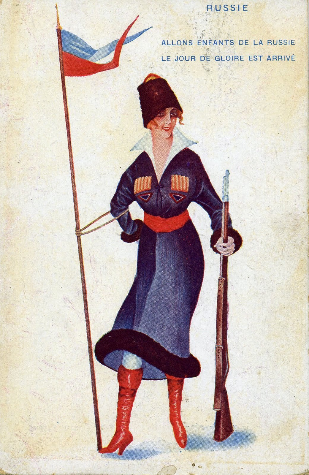 Eine Frau in russischer Militäruniform hält ein Gewehr und eine Flagge, mit dem Text "Allons enfants de la Russie" oben und unten.