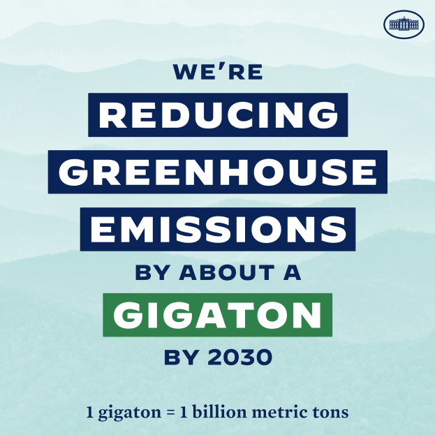 Plakat mit Text und Logo, das 'Wir reduzieren die Treibhausemissionen um etwa eine Gigatonne bis 2030' verkündet und für eine signifikante Reduzierung der Treibhausgase bis 2030 wirbt.