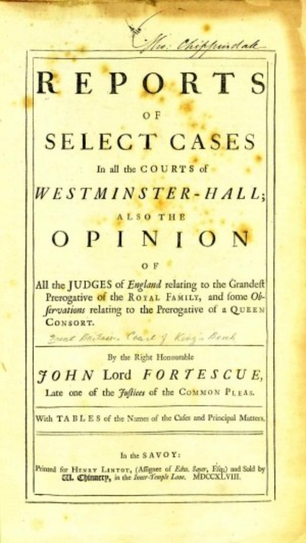 Titelblatt eines alten Buches mit dem Titel "Berichte über ausgewählte Fälle in den Westminster-Hallen, auch die Meinung von John Lord Fortescue" mit einer offenen Seite, die schwarzen Text zeigt.