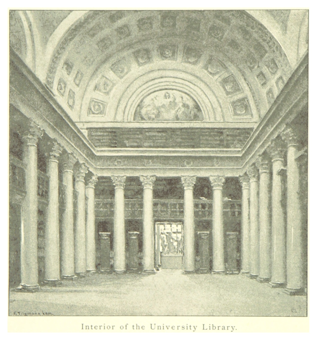 Das Innere einer prächtigen Universitätsbibliothek mit hohen Säulen und detaillierten Deckenentwürfen, mit Text am unteren Rand, der das Ästhetische ergänzt.