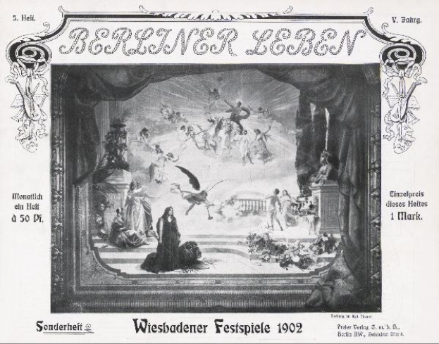 Schwarz-weiß-Foto einer Bühne mit Schauspielern in traditioneller deutscher Tracht bei den "Wiesbadener Festspielen 1902", mit einem applaudierenden Publikum im Hintergrund.