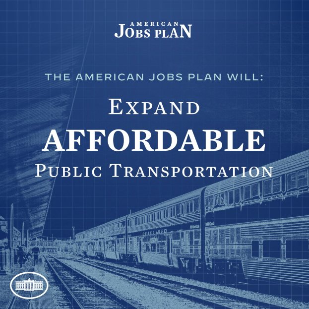 Plakat mit einem Zug auf einer Eisenbahnschiene mit mehreren Menschen in der Nähe, das den Text "The American Jobs Plan Will Expand Affordable Public Transportation" trägt.