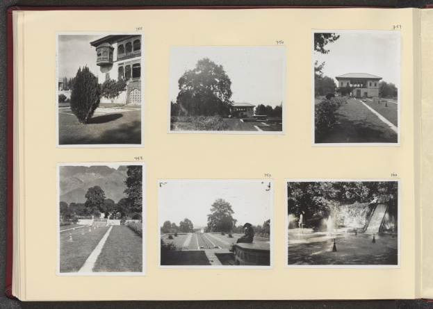 Offenes Buch zeigt eine Collage aus Schwarz-Weiß-Fotografien mit Bäumen in der Mitte, umgeben von Gebäuden und einem Brunnen.