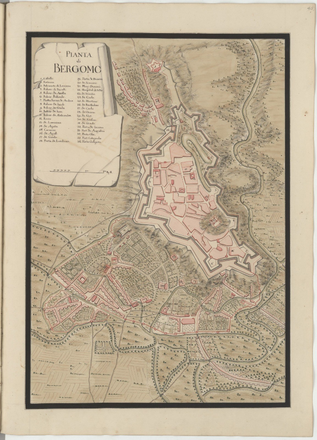 Altes Buch mit einem detaillierten Stadtplan von Bergamo, Italien, einschließlich Straßen, Gebäuden und Sehenswürdigkeiten, begleitet von Texten über die Bevölkerung, Geschichte und Kultur der Stadt.
