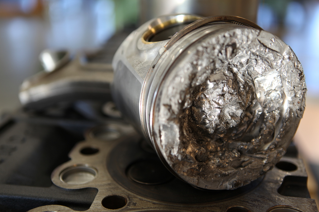 Ein metallisches Werkzeug ist zu sehen, mit einem unklaren Hintergrund.