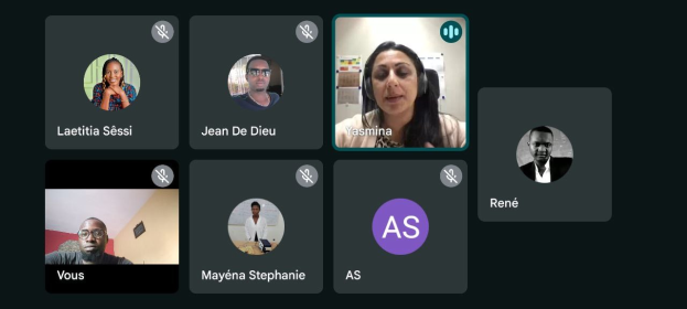 Sechs Teilnehmer an einer virtuellen Besprechung werden in einzelnen Video-Kacheln auf einem dunklen Hintergrund angezeigt.