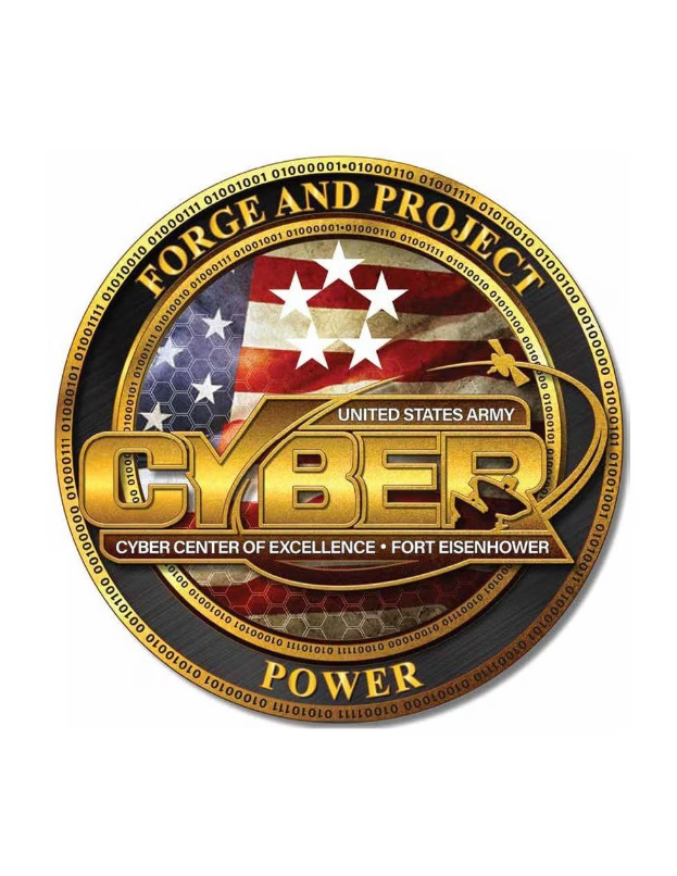 Logo der United States Army Cyber Center of Excellence, Fort Eisenhower, mit einem blauen Kreis mit einem wei├čen Stern, einem wei├čen Rand und dem Text "Forge and Project Cyber Power" in fetter schwarzer Schrift darunter.