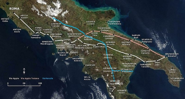 Eine Karte von Italien mit einer blauen Linie, die eine kreisförmige Zugroute von Rom zeigt, die durch verschiedene Städte und Ortschaften führt.