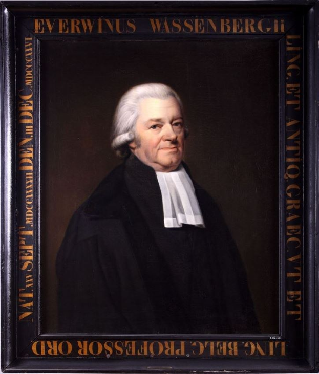 Porträt eines Mannes in einem schwarzen Gewand, das von Text umgeben ist, der darauf hindeutet, dass er möglicherweise ein Anwalt ist, der mit verschränkten Händen und ernster Miene sitzt.