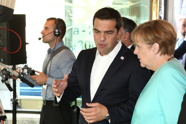 Bundeskanzlerin Angela Merkel und Bundespräsident Joachim Gauck vor einer Glaswand mit Vorhang, beide im Anzug und mit Mikrofonen während eines Gesprächs.