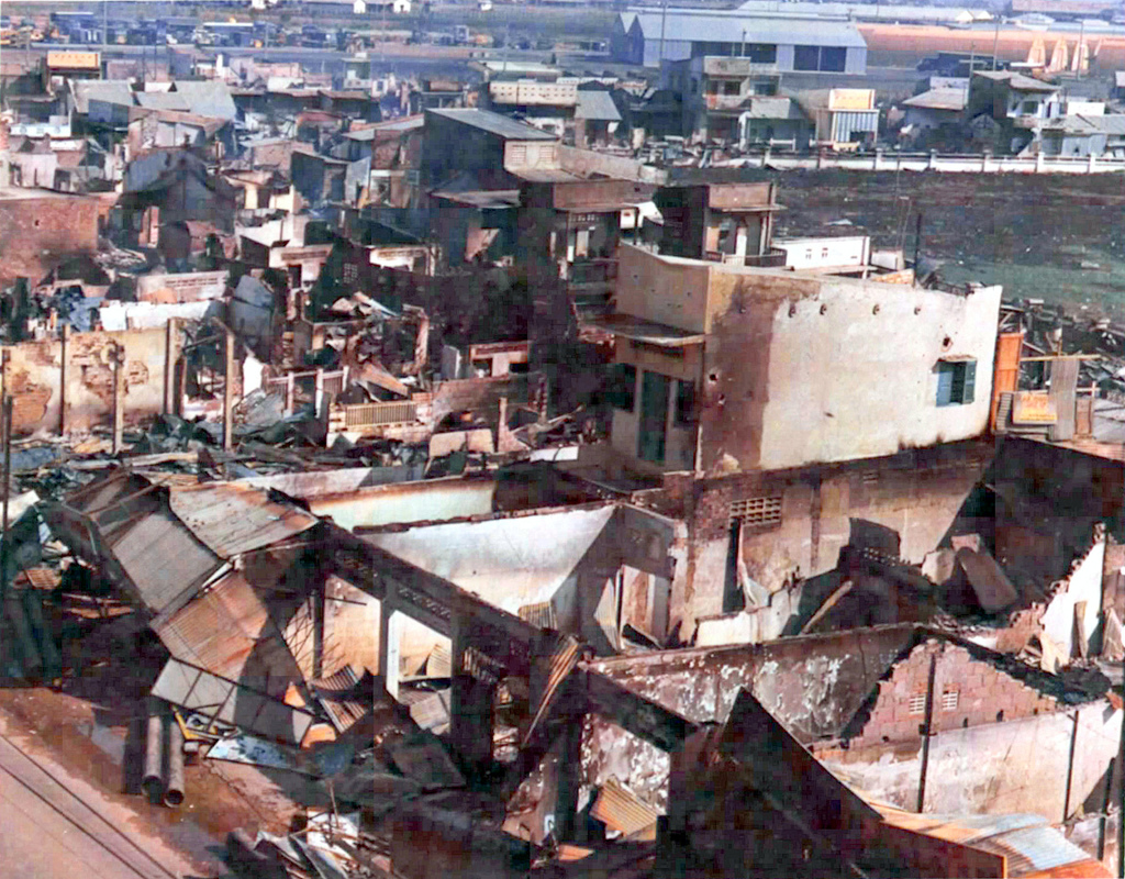 Mehrere Gebäude, einige davon eingestürzt, sind im Bild zu sehen.