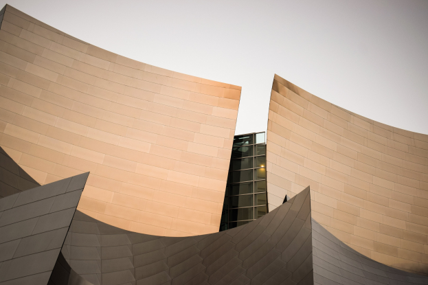 Modernes Konzerthaus mit Glasfenstern unter einem klaren blauen Himmel in Los Angeles, Kalifornien.