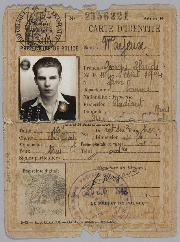 Alter Pass mit einem Mannsbild, Text und einem Stempel, wahrscheinlich eine falsche ID.