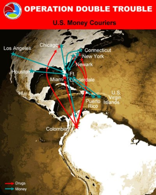 Plakat mit dem Titel "Operation Double Trouble: US-Geldkurier" mit einer US-Karte, die in zwei Abschnitte unterteilt ist: einer zeigt die Kurierrouten und der andere die Standorte der Carrier, mit fetter schwarzer Schrift auf einem weißen Rand.