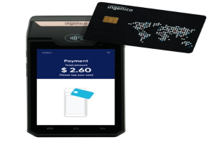 Ein Mobiltelefon mit einer Kreditkarte daneben, das ein Ingenico-Mobilfunk-Zahlungssystem darstellt.