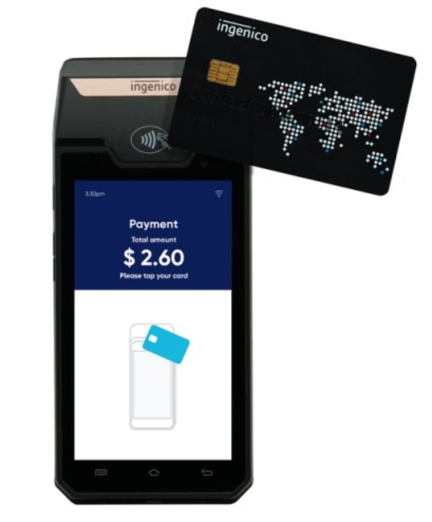 Ein Mobiltelefon mit einer Kreditkarte daneben, das ein Ingenico-Mobilfunk-Zahlungssystem darstellt.