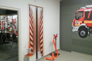 Ein Papier mit der Aufschrift "Thomas Sparks, Kaminfeger, Nachtmann und Polenmann, in Clark's Alley, gegenüber dem Wein-Inn, innerhalb von Bishopsgate, löscht Kamine, wenn sie brennen, mit aller Sorgfalt und Sicherheit"