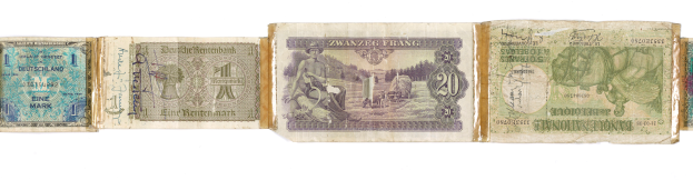 Ein altes Buch mit einer Sammlung von deutschen Banknoten in verschiedenen Nennwerten, von 1 bis 99, die darauf verteilt sind.