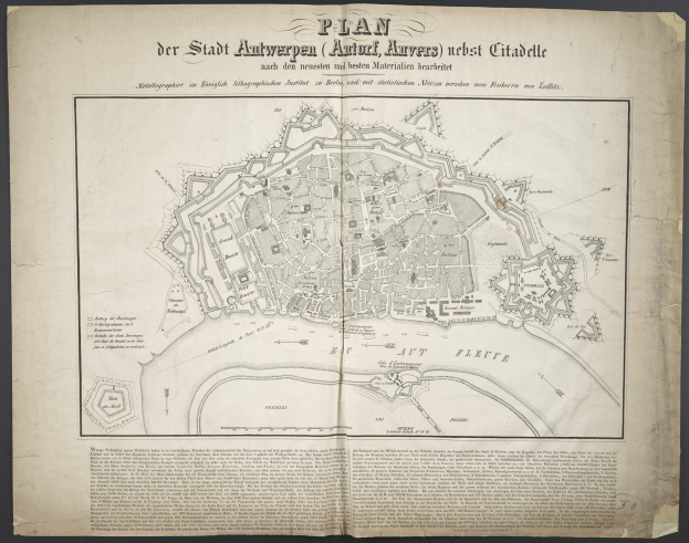 Ein abgenutztes Buch mit einer detaillierten Karte von Berlins Straßen, Gebäuden und Sehenswürdigkeiten, begleitet von Texten über die Bevölkerung und Merkmale der Stadt.