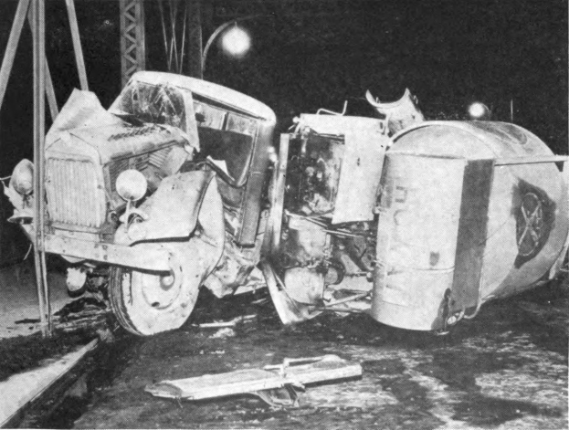 Schwarz-weißes Foto eines umgestürzten Autos auf der Straße mit Metallstangen und einem Laternenpfahl im Hintergrund, beschriftet mit '1930er Jahre Autounfall' unten.