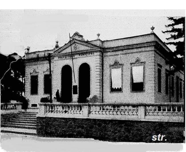 Schwarz-weiß-Foto eines Gebäudes mit der Beschriftung 'Prefectural Municipal Office, San Francisco, California' mit Fenstern, Türen, Säulen, Treppen, Geländern, Pflanzen, Bäumen und Himmel im Hintergrund.