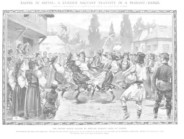 Schwarz-weißes Bild von Menschen, die vor einer Menge tanzen, mit Häusern und Bäumen im Hintergrund und Text unten mit der Aufschrift "Ostersonntag in Servia: Eine kuriose militärische Travestie in einem Bauerntanz."