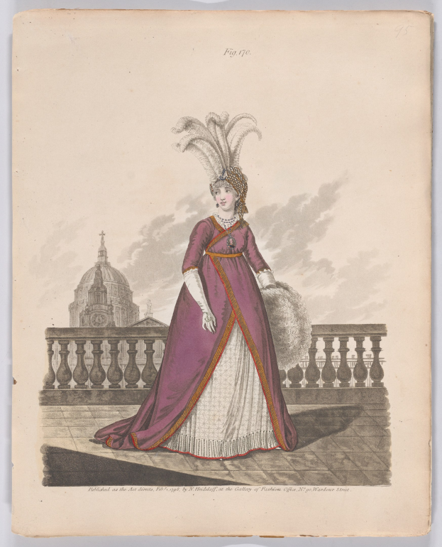 Frau in einem lila und weißen Kleid mit Federn auf dem Kopf, die vor einem Geländer mit einem Gebäude und Wolken im Hintergrund steht, beschriftet mit "Mode von New York, New York Street, 1790."