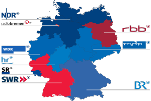 Eine Deutschlandkarte mit rot und blau hervorgehobenen Bundesländern, die die Ergebnisse der Wahl von 2016 zeigt, mit Texten zu Kandidaten und Wahldatum.
