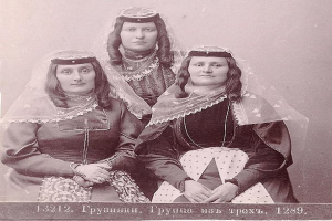 Zwei Paare aus der Magadan-Region werden an einem Hochzeitsfest teilnehmen