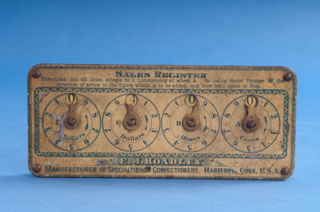 Altmodisches Verkaufsbuch mit Text und Zahlen auf einem blauen Hintergrund, das wahrscheinlich das Datum und die Uhrzeit anzeigt.