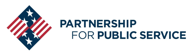 Ein Logo mit den Worten "Partnership for Public Service" in fetter, schwarzer Schrift, zentriert in einem blauen Kreis mit einem weißen Stern und umgeben von einem weißen Rand, mit einer blauen und weißen Fahne, die denselben Text anzeigt.