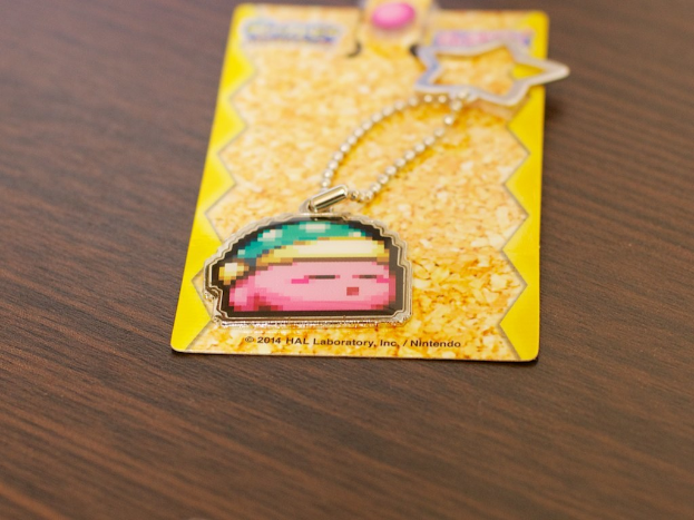 Ein Autoschlüsselanhänger liegt auf einem Tisch, geschützt von einer Hülle.