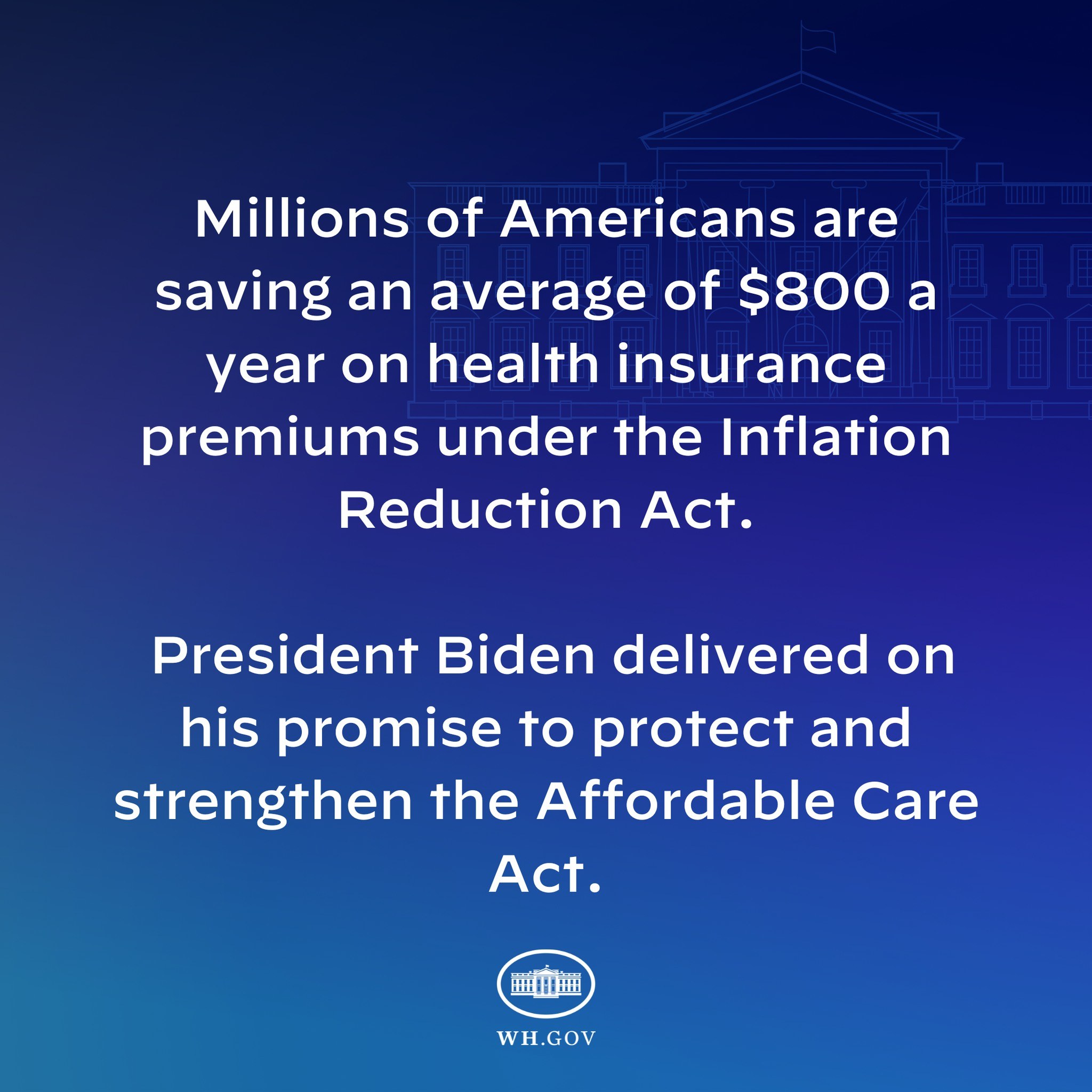 Blauer Hintergrund mit weißer Schrift, die besagt: "Millionen von Amerikanern sparen durchschnittlich 800 USD im Jahr bei den Gesundheitsversicherungsprämien thanks to the Inflation Reduction Act" und ein Logo in der Mitte.