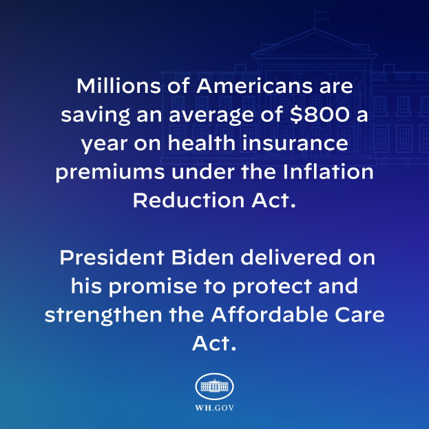 Blauer Hintergrund mit weißer Schrift, die besagt: "Millionen von Amerikanern sparen durchschnittlich 800 USD im Jahr bei den Gesundheitsversicherungsprämien thanks to the Inflation Reduction Act" und ein Logo in der Mitte.