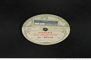 Eine schwarze Schallplatte mit einem Etikett, auf dem "Germania" und eine Zahl steht, die darauf hinweist, dass es sich um eine Siebziger-Platte handelt.