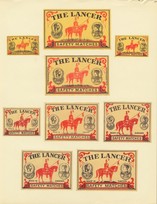 Ein Streichholzheft mit der Aufschrift "The Lancer Safety Matches" in fetter Schrift, das Bilder von Menschen in traditioneller Kleidung und galoppierenden Pferden zeigt, in verschiedenen Farben und Designs.