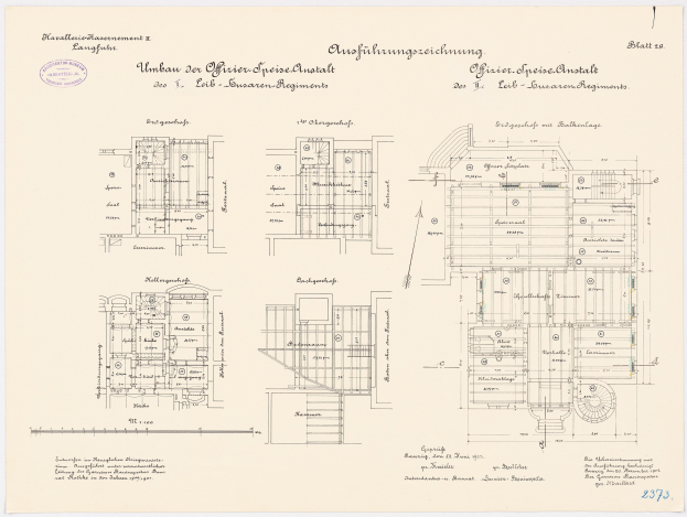 Schwarz-weißer architektonischer Grundriss des ehemaligen Bundeskanzleramts, der detaillierte Aufbau mit beschrifteten Räumen und strukturellen Elementen zeigt.