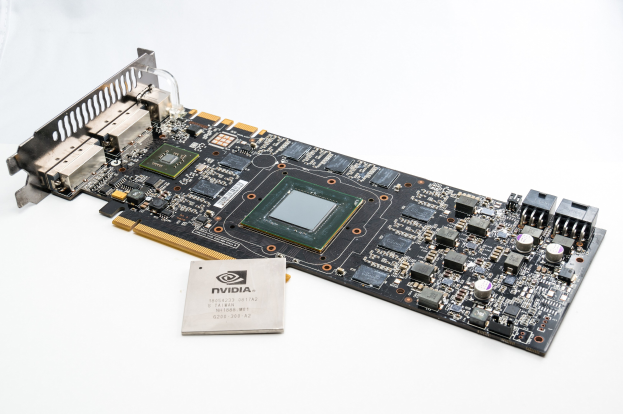 Nahaufnahme einer Computermotherboard mit einem Speicherchip darauf, mit sichtbarem Text, auf einer weißen Oberfläche.