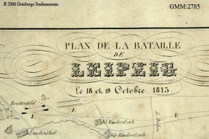 Ein detaillierter alter Stadtplan der Schlacht von Leipzig, der verschiedene Schlachten zeigt und mit Text über das Datum, die Uhrzeit und den Ort annotiert ist.