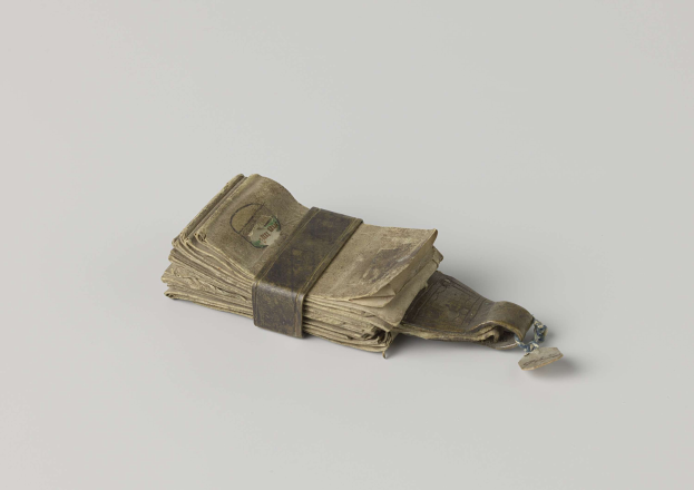 Stapel alter, abgenutzter Geldscheine, die auf einer weißen Oberfläche angeordnet sind.