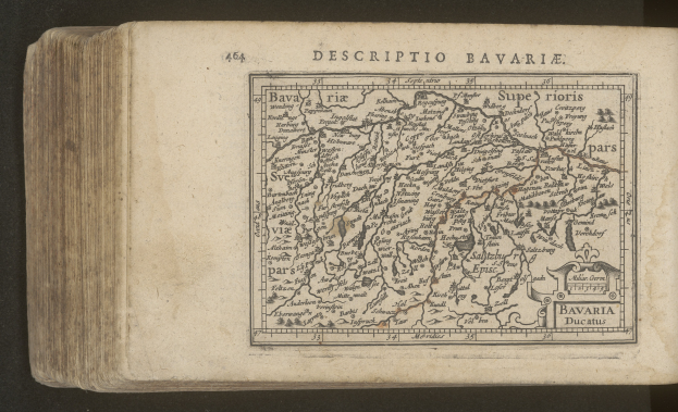 Altes Buch mit einem detaillierten Kartenbild von Bayern auf dem Cover, das vor einem schwarzen Hintergrund angezeigt wird.