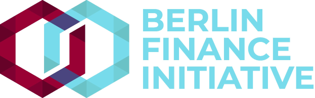 Logo der Berlin Finance Initiative mit einem blauen Kreis mit weißer Umrandung und einem weißen "B" in der Mitte, umgeben von einem weißen Ring mit einem blau-weißen Karomuster, und der schwarzer fetter Schrift "Berlin Finance Initiative" auf einem weißen Hintergrund.