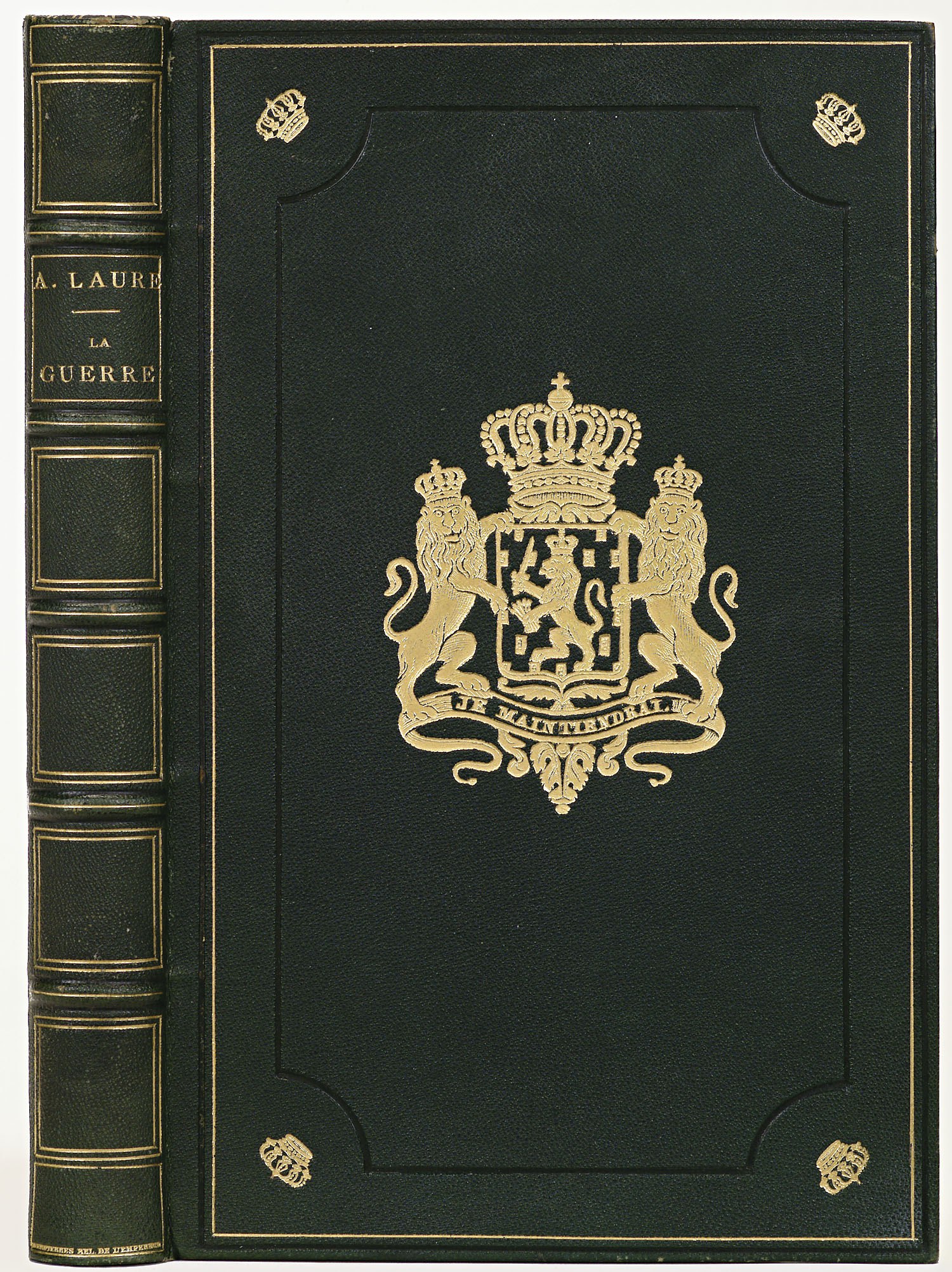 Ein schwarzes Gesetzbuch mit einer goldenen Krone auf dem Cover, vor einem weißen Hintergrund.