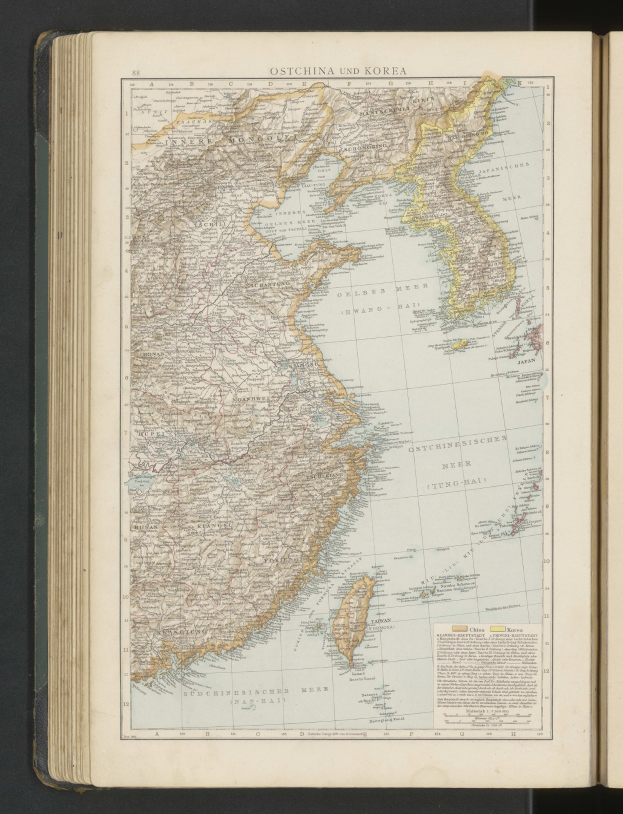 Offenes Buch mit einem detaillierten Kartenbild von Südkorea auf schwarzem Hintergrund.