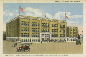 Ein Plakat, das die Heilige Dreifaltigkeit Polnische Pfarrschule in Cleveland, Ohio zeigt, mit einem Gebäude mit Fenstern, einer Gruppe von Menschen, Fahrzeugen auf der Straße, Fahnen auf Stangen und einem bewölkten Himmel, mit Text unten.