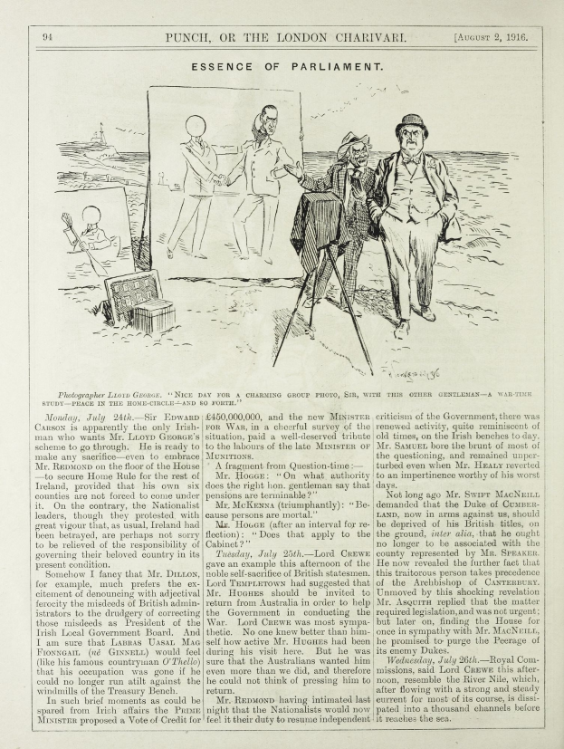 Eine handgezeichnete Skizze auf Papier zeigt einen Mann im Anzug und Krawatte, der vor einer Menge steht und einen ernsten Gesichtsausdruck hat, begleitet von Text.